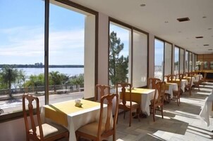 供应早餐、午餐和晚餐，地区菜