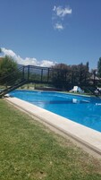 Una piscina al aire libre de temporada