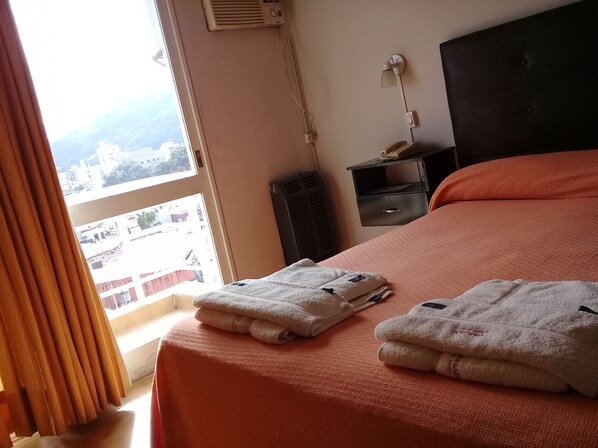 Escritorio, tabla de planchar con plancha, wifi gratis y ropa de cama