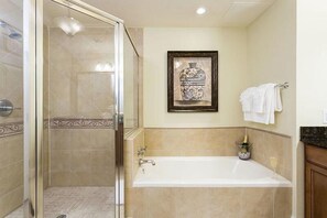 Condo familial, 3 chambres, vue sur le terrain de golf, côté jardin | Salle de bain | Serviettes fournies