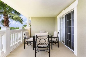 Condo familial, 3 chambres, vue sur le terrain de golf, côté jardin | Terrasse/patio