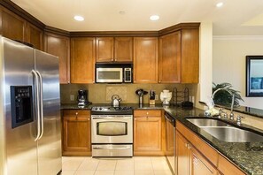 Family Condo, 3 Bedrooms, Golf View, Garden Area | Private kitchen