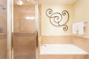 Kondominium Keluarga, 3 kamar tidur, pemandangan lapangan golf, area taman | Kamar mandi | Kombinasi shower/bathtub, pengering rambut,  dan handuk