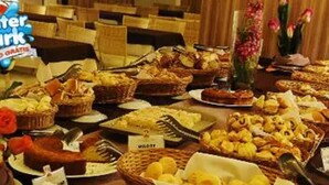 A buffet table with various food items and baskets labeled with names. - Prive Thermas Hotel by WAM Experience (Caldas Novas)