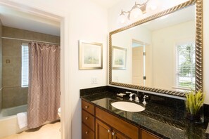 家庭公寓客房, 3 間臥室, 高球場景, 花園 | 浴室 | 獨立浴缸及淋浴設備、提供毛巾