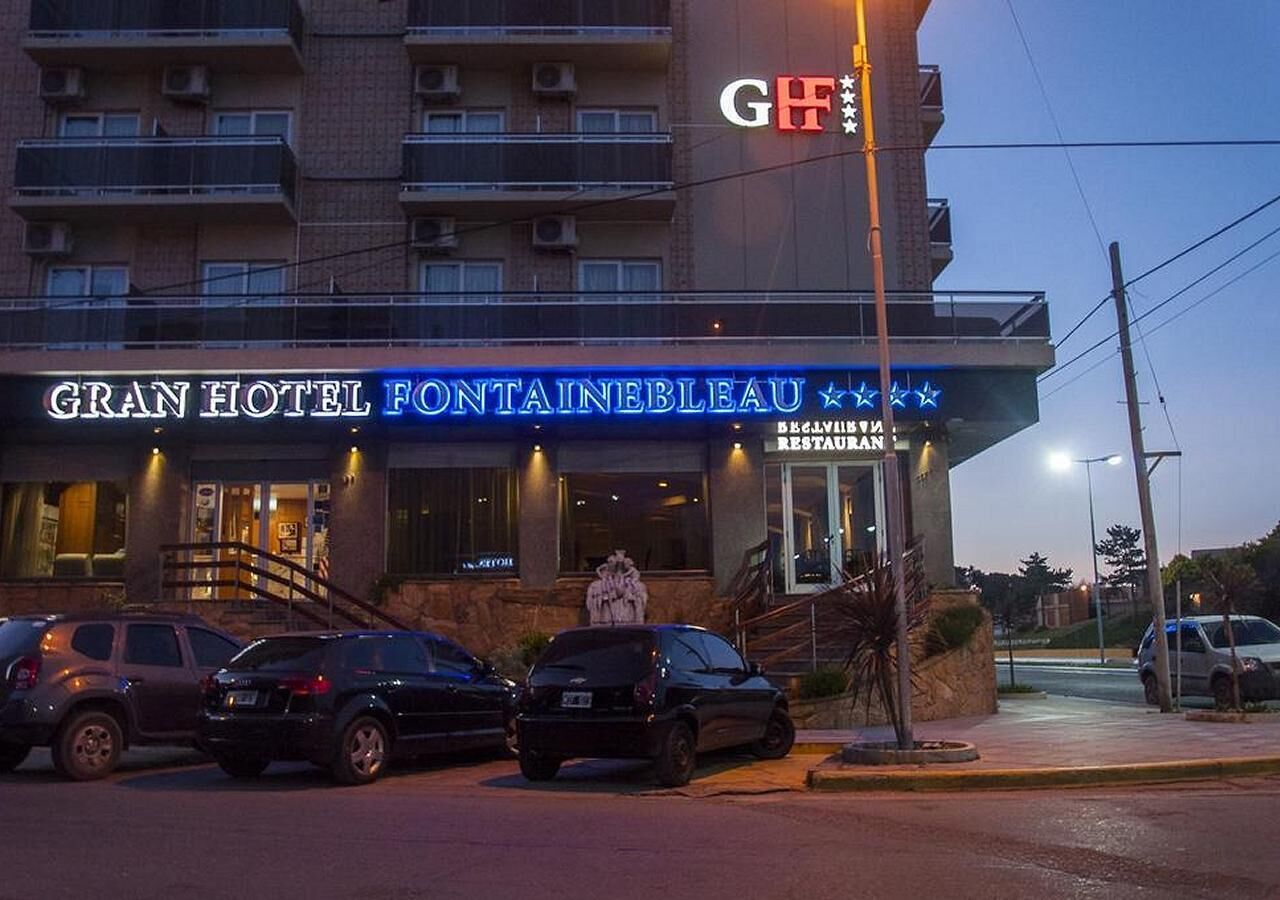 El Gran Hotel Fontainebleau, con una entrada visible, una estatua y un letrero para el Restaurante Degli Avvisi.