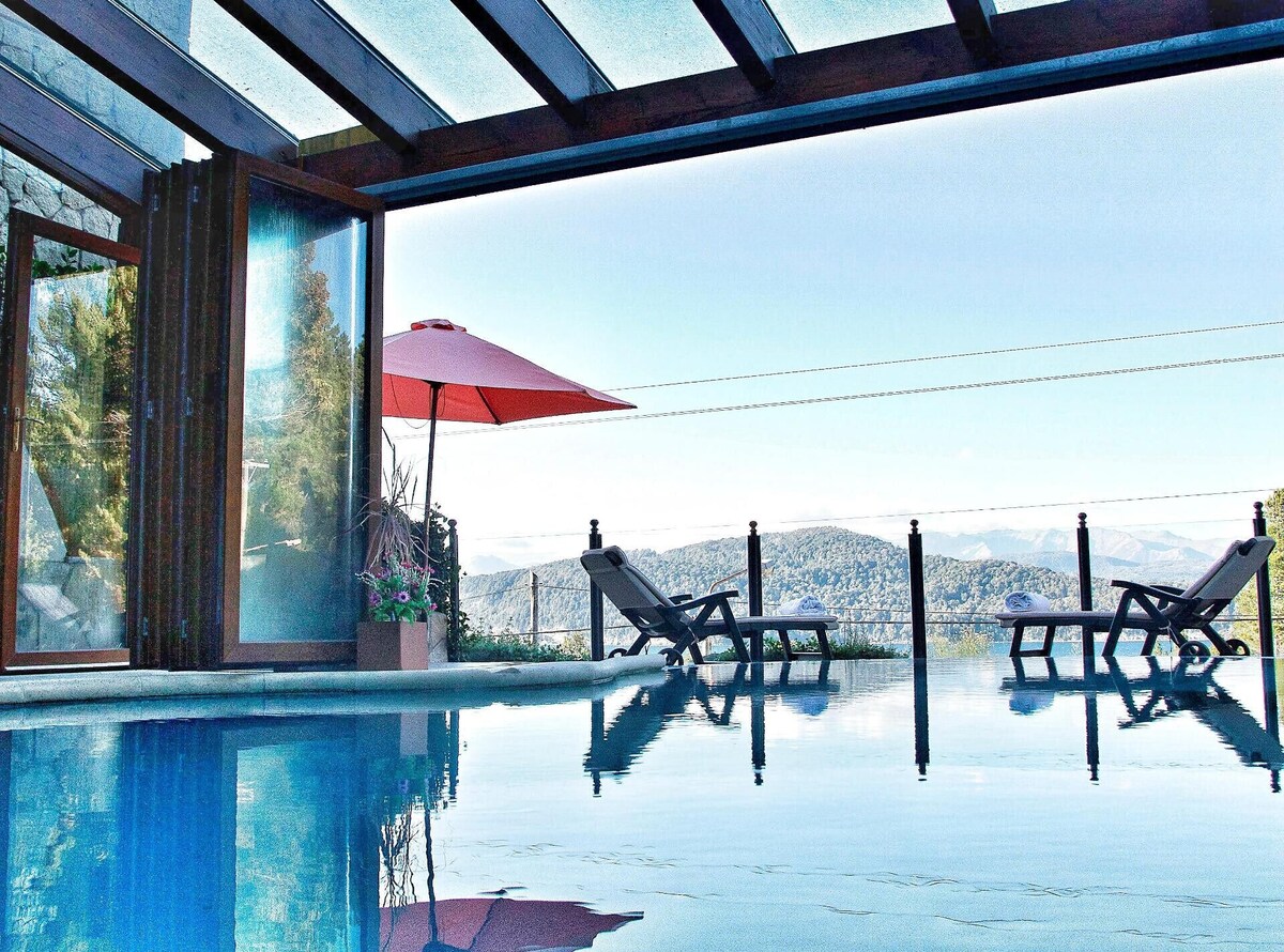 Una piscina cubierta