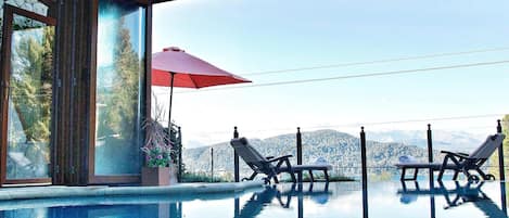Una piscina cubierta