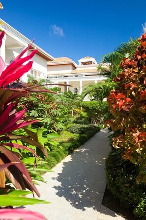 Condo, 2 Bedrooms, Terrace, Garden View | Garden - Lawson Rock Yellowfish 119 (Roatan)