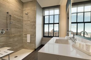 Suite, 1 kingsize bed, toegankelijk voor mindervaliden (Roll-In Shower) | Badkamer | Een bad/douchecombinatie, gratis toiletartikelen, een haardroger