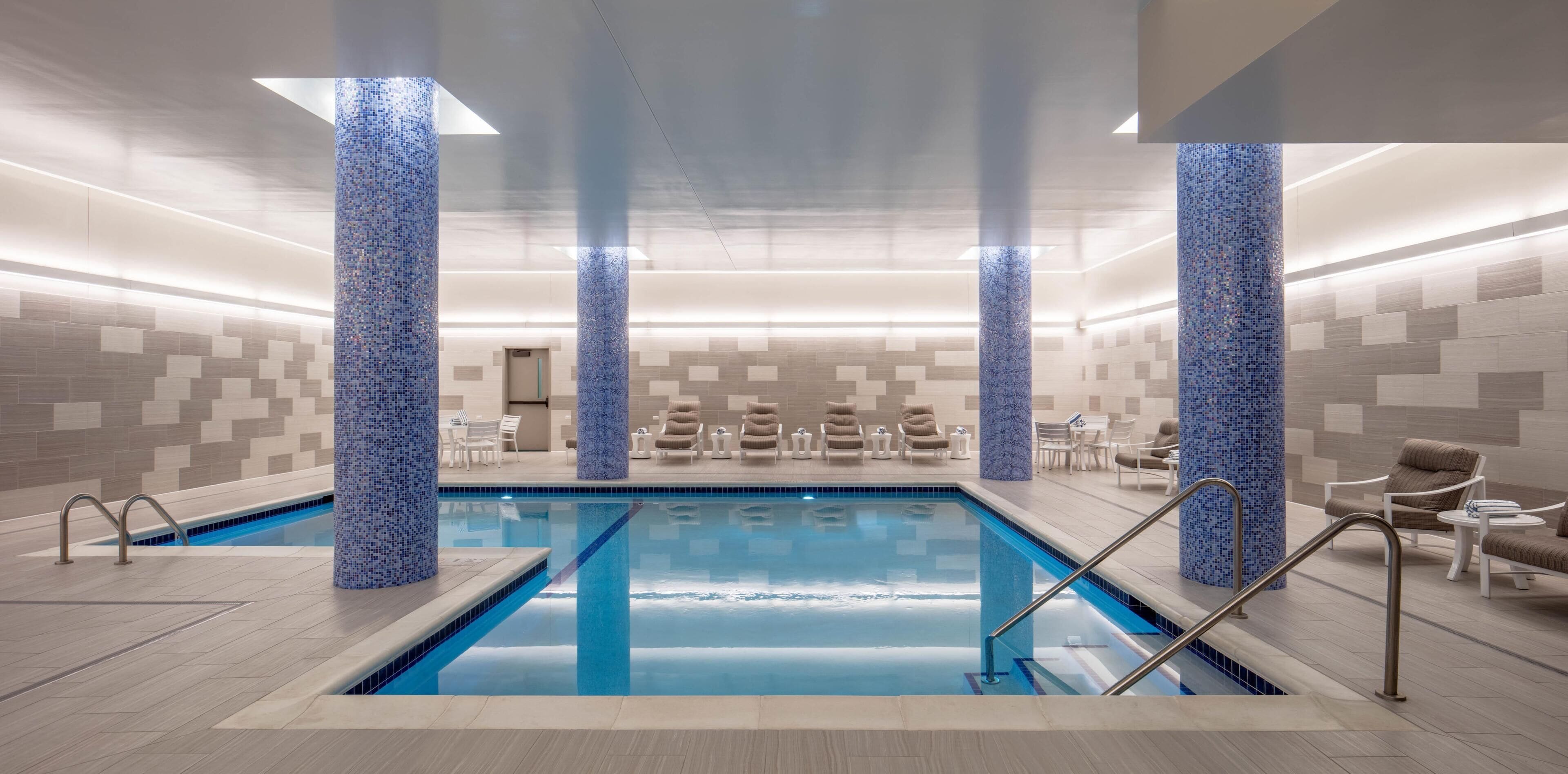 Una piscina cubierta