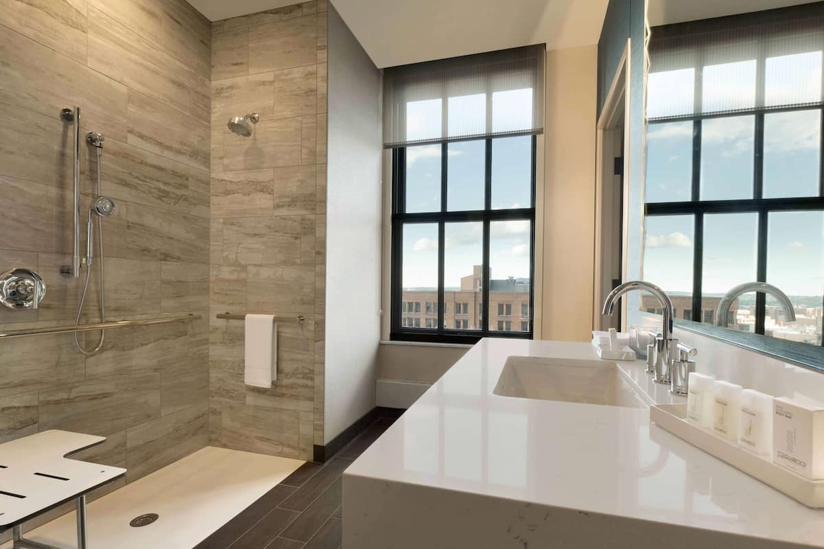 Suite, 1 letto king, accessibile ai disabili (Roll-In Shower) | Bagno | Combinazione doccia/vasca, set di cortesia gratuito, asciugacapelli