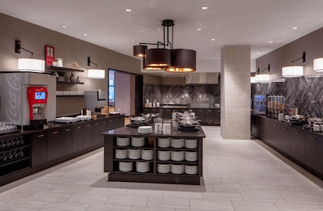 Desayuno a la carta incluido todos los días . Embassy Suites by Hilton Minneapolis Downtown