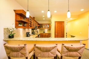 Condo, 2 Bedrooms, Terrace, Garden View | Private kitchen