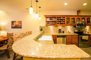 Condo, 2 phòng ngủ, hiên, quang cảnh vườn | Bếp riêng | Tủ lạnh, lò vi sóng, dụng cụ pha cà phê/trà 