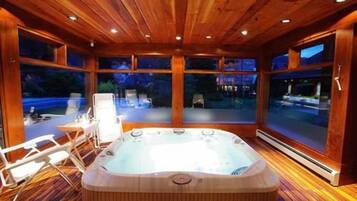 Indoor spa tub