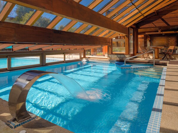 Una piscina techada, una piscina al aire libre