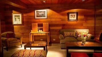 Superior Suite | Living area | Table tennis