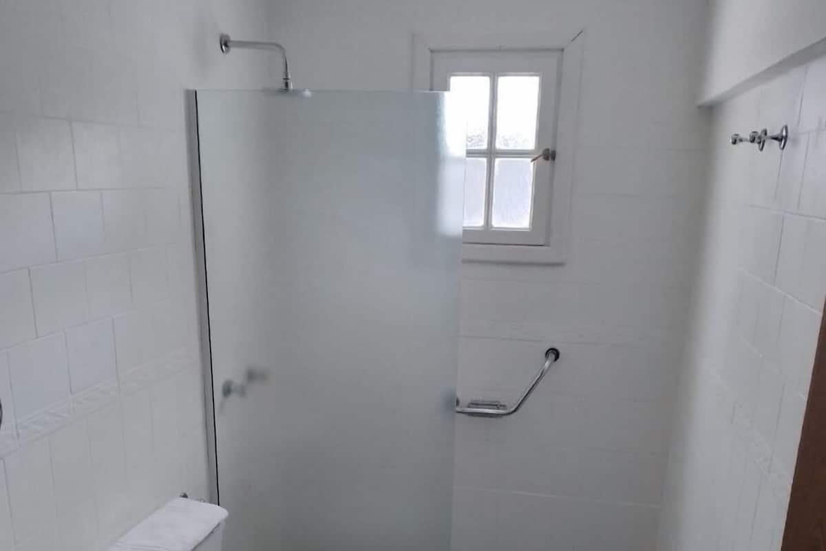 Ducha, artículos de tocador gratuitos, toallas