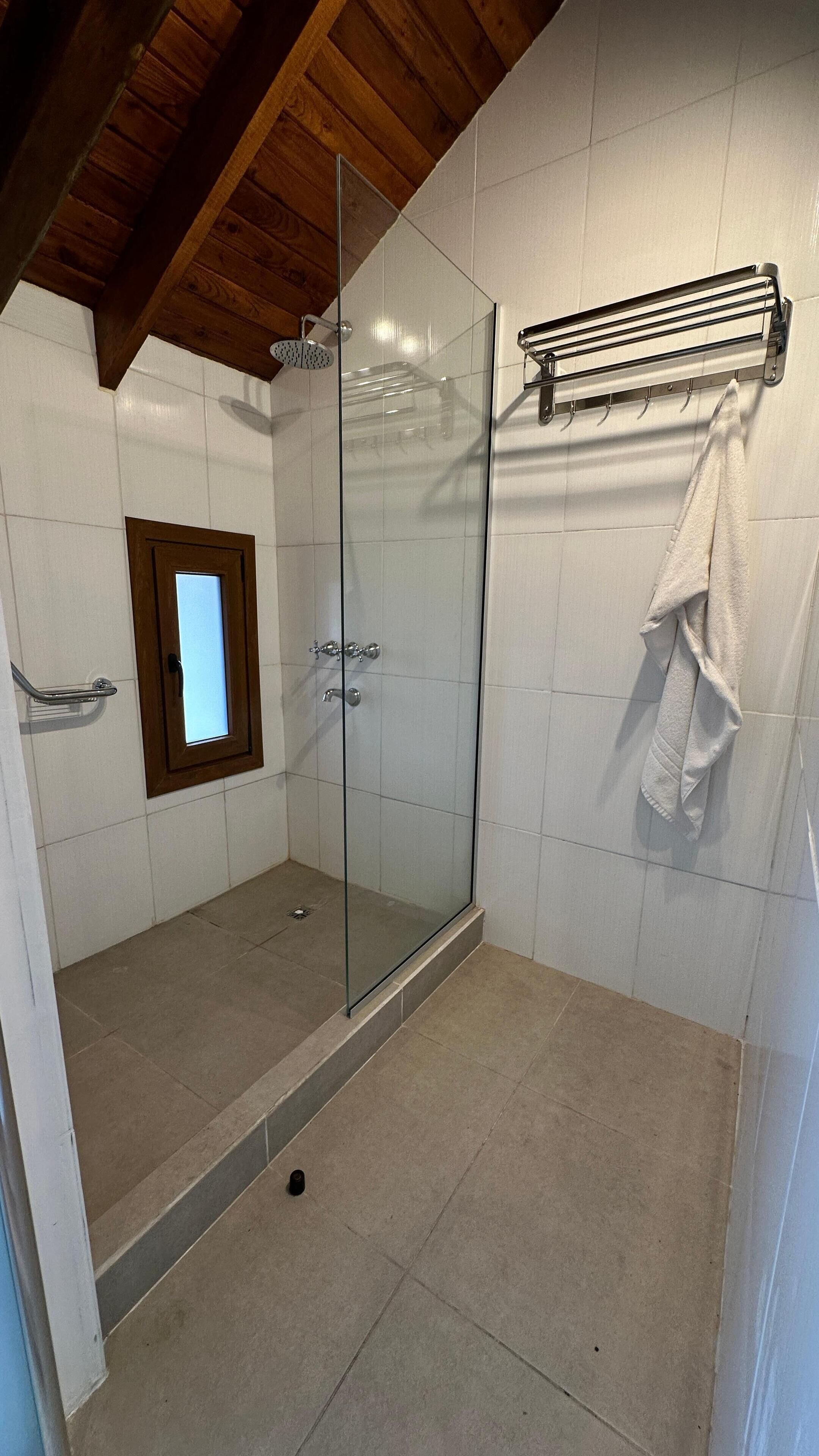 Ducha, artículos de tocador gratuitos, toallas