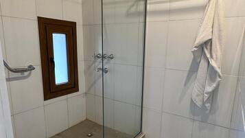 Ducha, artículos de tocador gratuitos, toallas