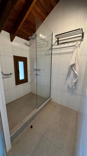 Shower, free toiletries, towels - Hosteria Cumbres Blancas (Esquel)