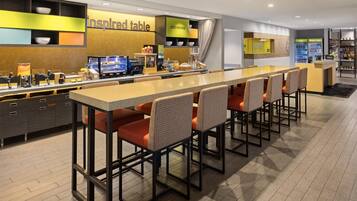 Café da manhã com buffet grátis todos os dias