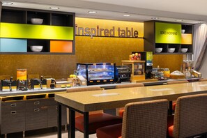 Café da manhã com buffet grátis todos os dias