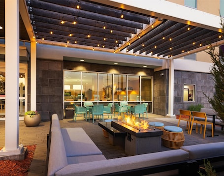 Terraza o patio. Home2 Suites by Hilton Roseville Minneapolis
