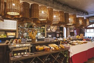 Café da manhã com buffet grátis todos os dias