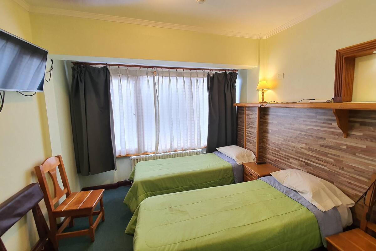 Caja de seguridad en la habitación, wifi gratis y ropa de cama