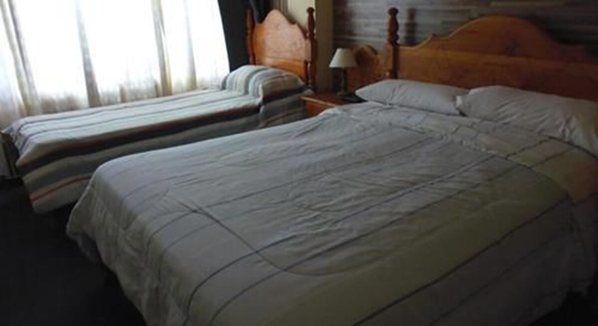 Habitación triple | Caja fuerte, wifi gratis, ropa de cama