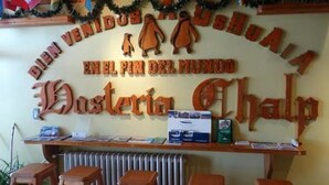 Un mostrador de recepción con un cartel encima.