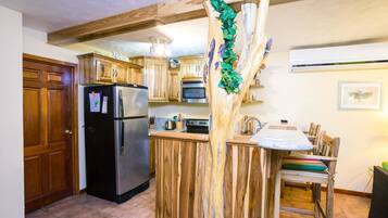 Casa geminada, 2 quartos, vista para o jardim | Cozinha privada | Geladeira, micro-ondas, cafeteira/chaleira