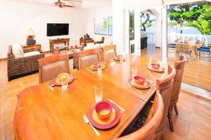 Villa, 4 chambres, terrasse, vue sur l’océan | Repas dans la chambre