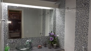 Doccia, asciugacapelli, asciugamani