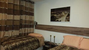 Traditioneel appartement | Een kluis op de kamer, een bureau, een strijkplank/strijkijzer