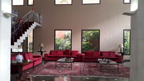 Coin salon dans le hall