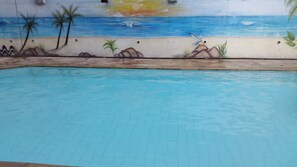 Piscine extérieure, chaises longues