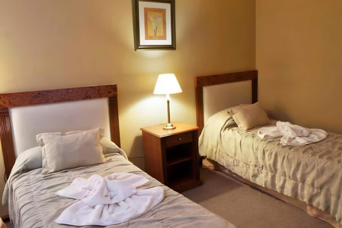 Een bureau, verduisterende gordijnen, gratis babybedden, gratis wifi