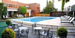 Outdoor pool | Outdoor pool, sun loungers - Yaguaron Hotel (San Nicolas de los Arroyos)