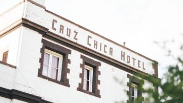 Un bâtiment dont la façade porte l’enseigne « Cruz Chica Hotel ».