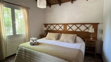 Cabaña | Caja de seguridad en la habitación y tabla de planchar con plancha