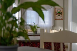 含每日吃到飽早餐