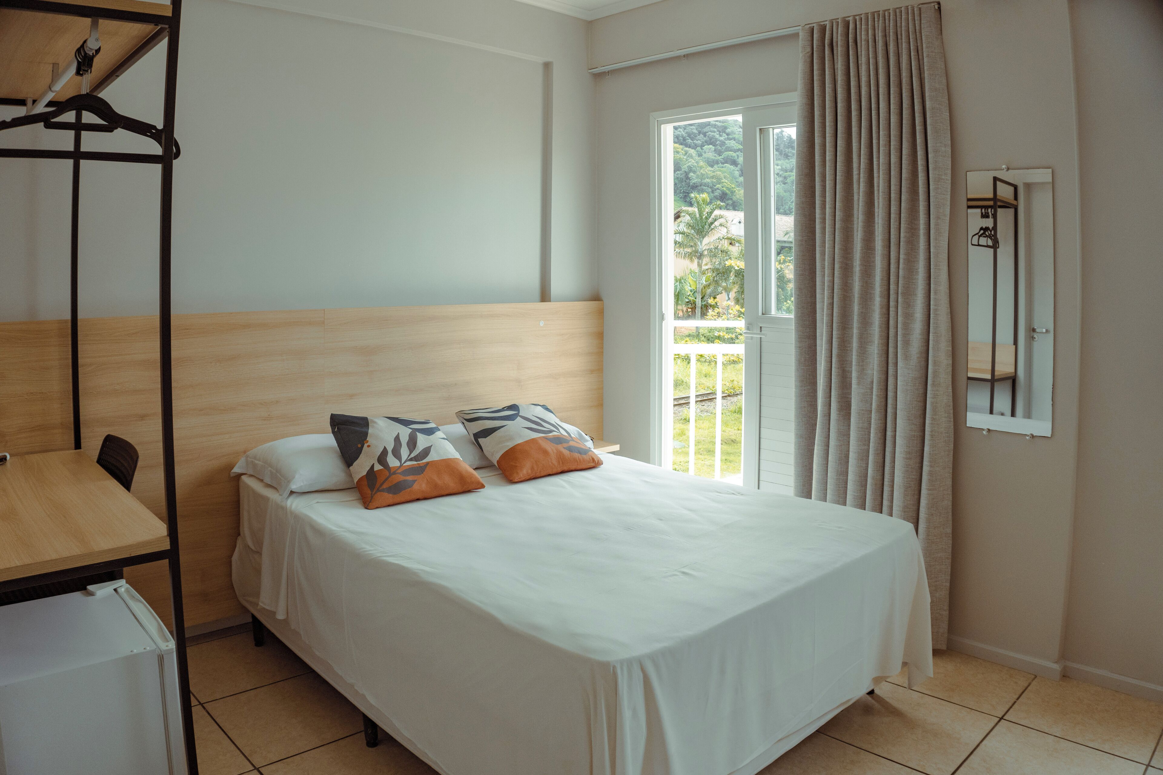 luxo triplo casal | desk, free wifi, bed sheets