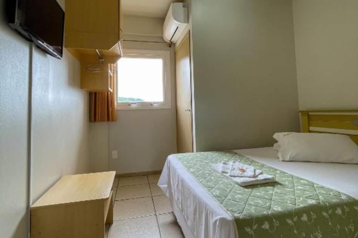 Econômico Casal | Desk, WiFi (free), bed sheets