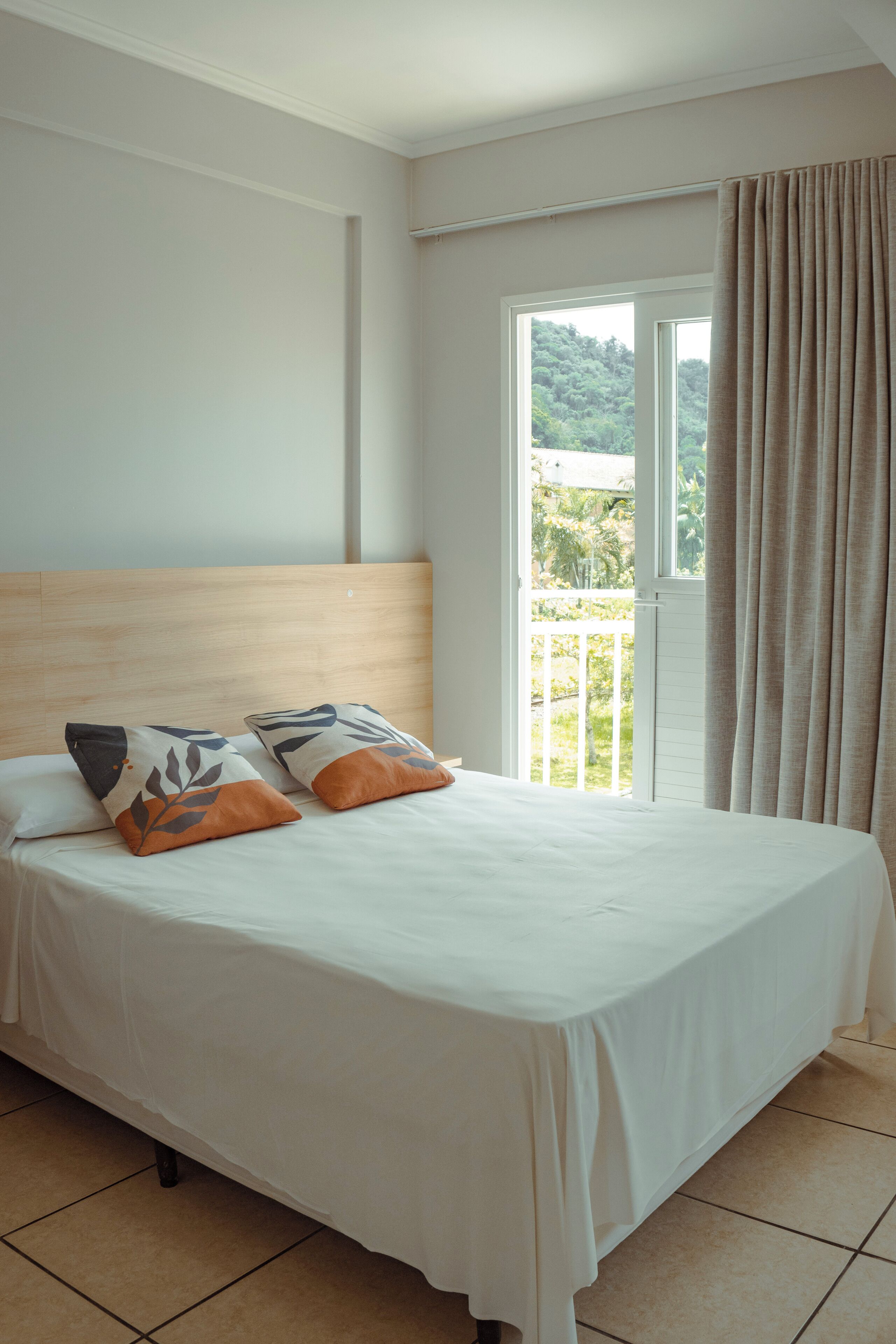 luxo triplo casal | desk, free wifi, bed sheets