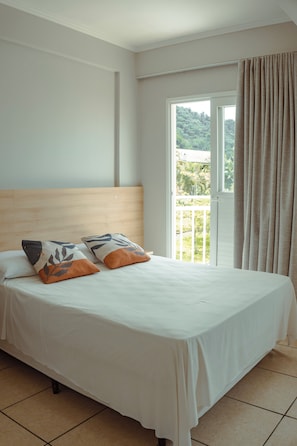 Escritorio, wifi gratis y ropa de cama 