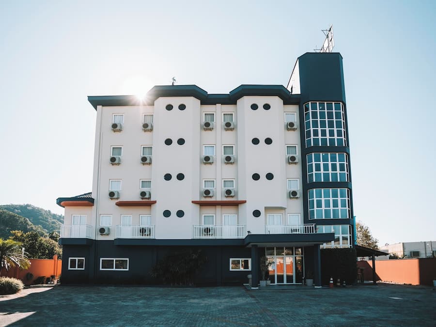 Un hotel de varios pisos con diseño moderno, que cuenta con balcones y ventanas amplias.