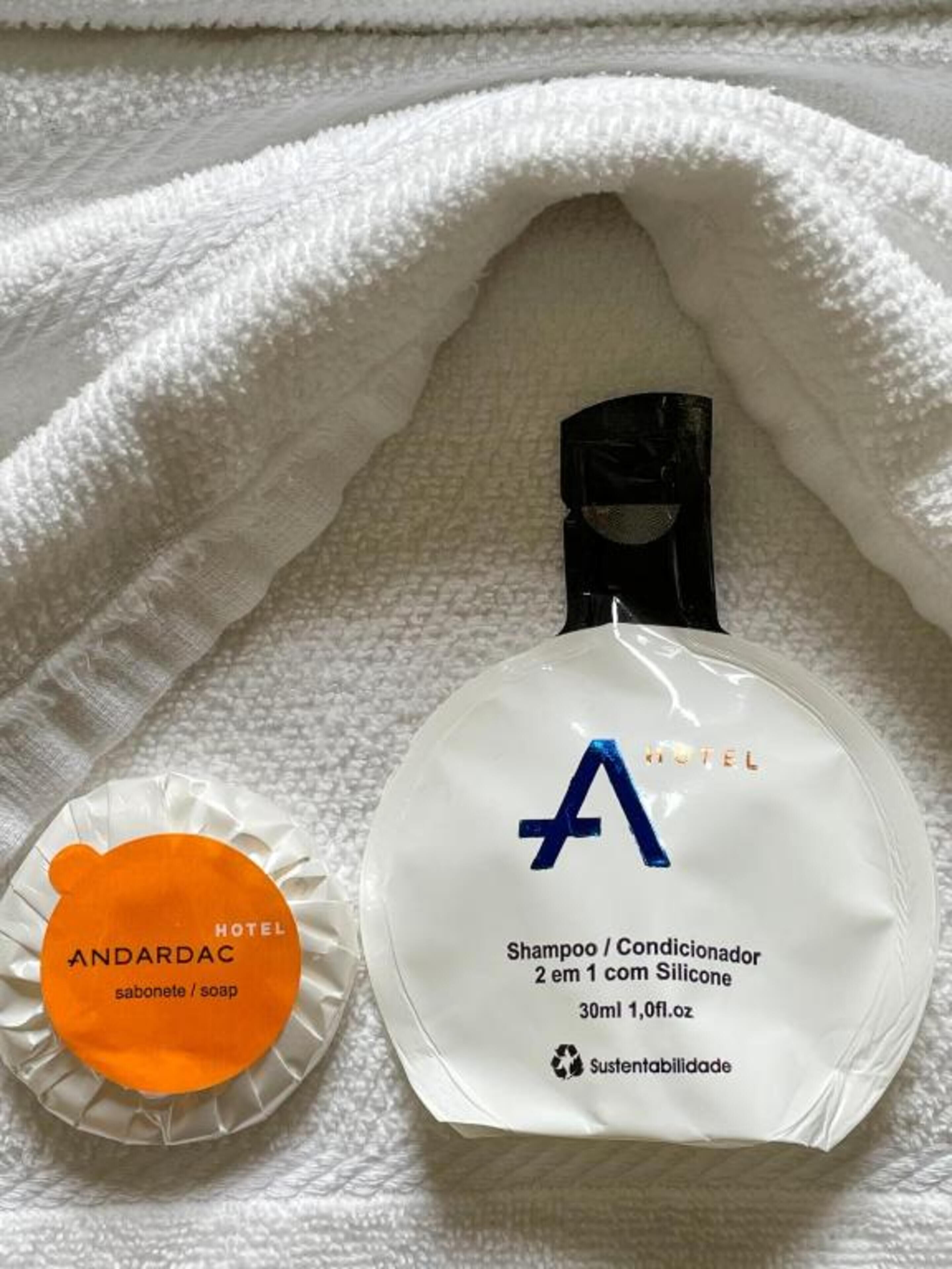 standard casal | bathroom | shower, towels, soap, shampoo